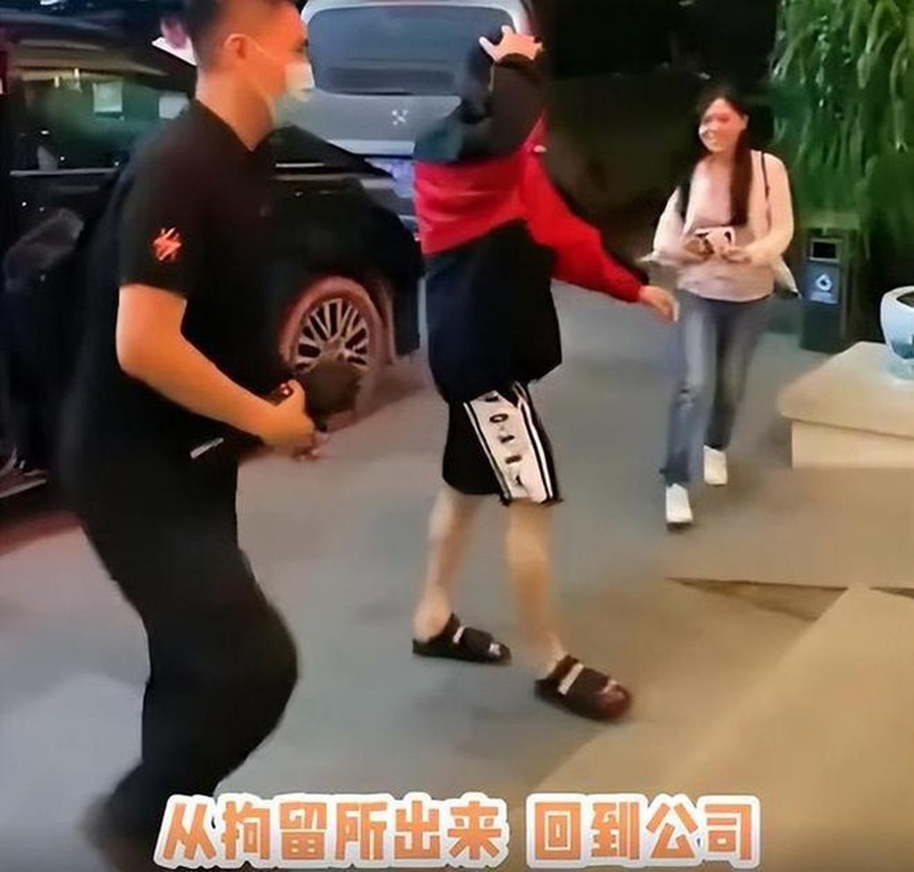 Thái độ của Lý Dịch Phong trong lần đầu xuất hiện sau khi bị bắt vì mua dâm - 1 Thái độ của Lý Dịch Phong trong lần đầu xuất hiện sau khi bị bắt vì mua dâm - 1