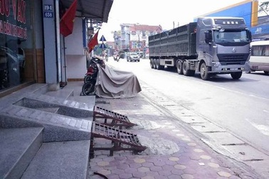 4 kẻ đi ô tô đâm chém kinh hoàng 2 thanh niên chạy xe máy