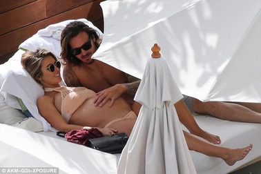 Sao truyền hình thực tế bế bụng bầu tắm nắng