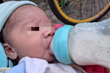 Bé trai còn dây rốn bị bỏ rơi trước cổng chùa ở Bình Dương