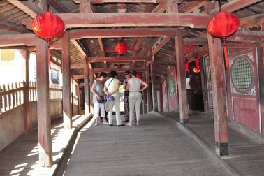 Không cho quá 20 khách đi qua Chùa Cầu một lượt