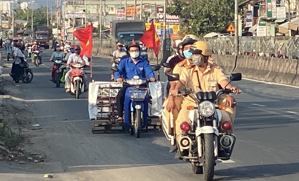 CSGT dọn đinh nhọn trên quốc lộ để người dân đi lại an toàn dịp lễ - 2 CSGT dọn đinh nhọn trên quốc lộ để người dân đi lại an toàn dịp lễ - 2