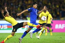 Thái Lan 2-2 Malaysia: Tội đồ Adisak khiến người Thái bị loại