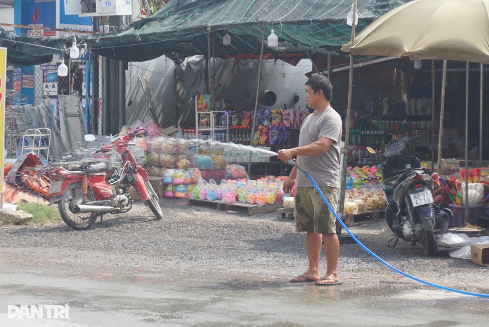 Thuê mặt bằng 20 triệu đồng, người dân tưới đường, lau nhà liên tục vì bụi - 7 Thuê mặt bằng 20 triệu đồng, người dân tưới đường, lau nhà liên tục vì bụi - 7