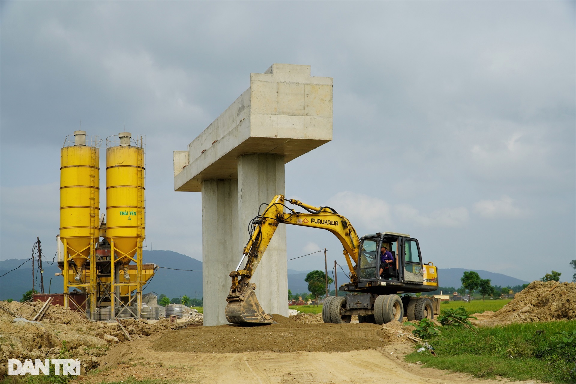 Hình hài cây cầu 1.200 tỷ đồng vượt sông dài nhất tuyến cao tốc Bắc - Nam - 13 Hình hài cây cầu 1.200 tỷ đồng vượt sông dài nhất tuyến cao tốc Bắc - Nam - 13