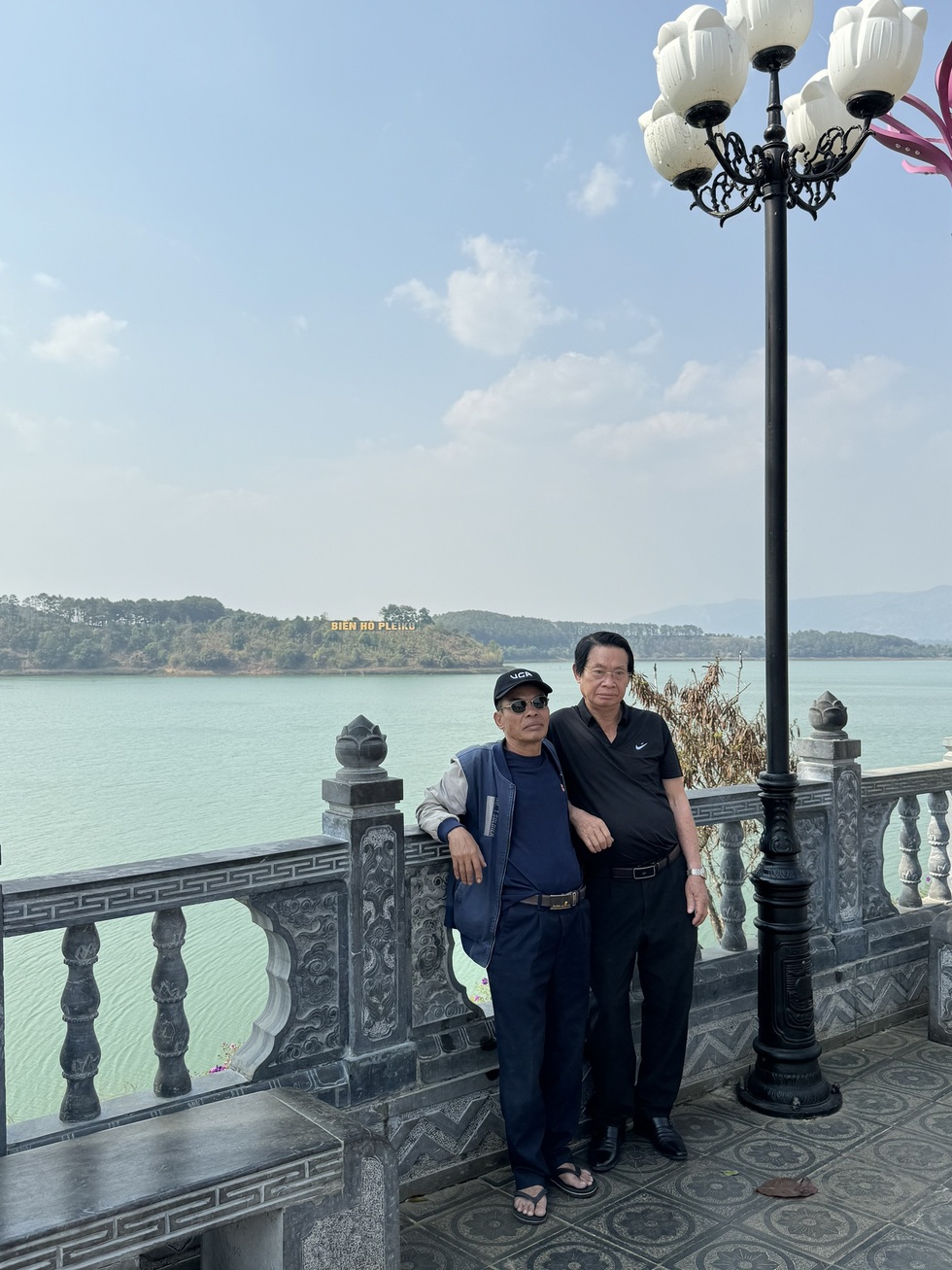 Con trai bỏ 300 triệu biến xe thành nhà di động đưa bố đẻ, bố vợ xuyên Việt - 7