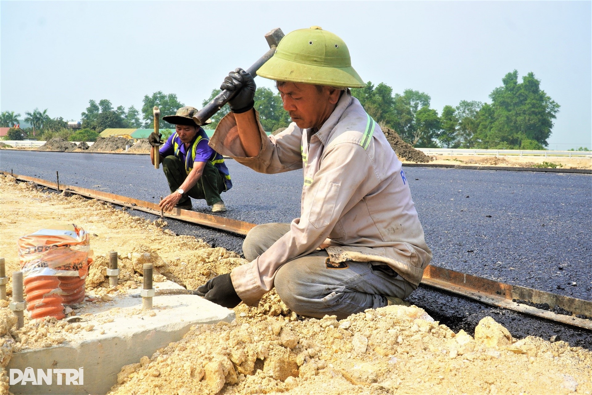 Mồ hôi rơi, bữa cơm vội trên tuyến cao tốc chào mừng đại lễ 30/4 - 5 Mồ hôi rơi, bữa cơm vội trên tuyến cao tốc chào mừng đại lễ 30/4 - 5