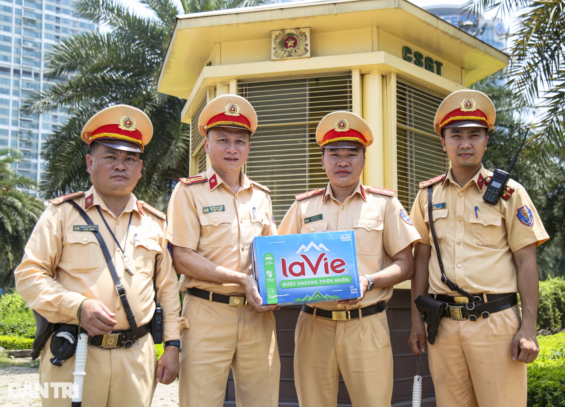 CSGT Hà Nội điều tiết giao thông dưới nắng nóng gay gắt như chảo lửa - 11 CSGT Hà Nội điều tiết giao thông dưới nắng nóng gay gắt như chảo lửa - 11