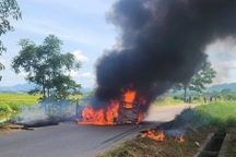 Ô tô 4 chỗ bị cháy rụi ở Phú Thọ