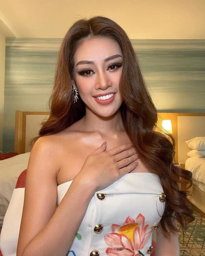 Khánh Vân trình diễn trang phục dân tộc ấn tượng tại Miss Universe - Ảnh 1.