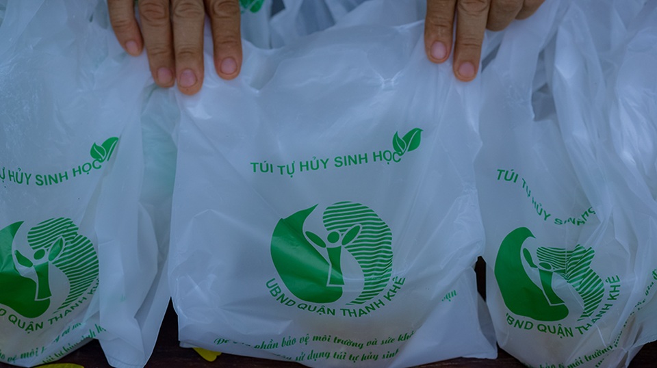 Tấm áo, bữa cơm thơm thảo giúp người khó khăn ở Đà Nẵng - 1 Tấm áo, bữa cơm thơm thảo giúp người khó khăn ở Đà Nẵng - 1