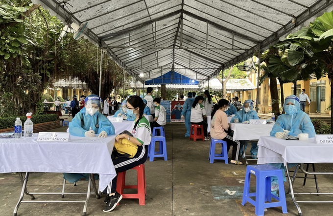 Lực lượng y tế tiêm vaccine cho trẻ từ 12 - 17 tuổi.