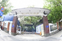 Viện Y dược học dân tộc TPHCM khuyên viên chức kiện ra tòa vụ treo đơn nghỉ