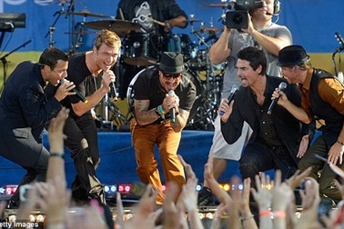 Backstreet Boys khiến fan phát cuồng ngày tái ngộ