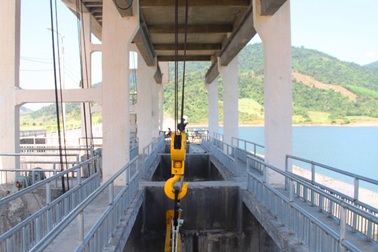 Vụ 3 thanh niên say rượu xả lũ: Ai bồi thường cho dân?