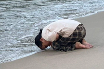 Bé 6 tuổi mất tích ở Huế: Mẹ quỳ gối dập đầu bên bờ biển ngóng trông con