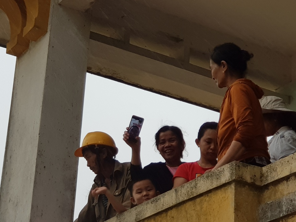 Gần 1 tuần gồng mình chống chọi cơn “đại hồng thủy” - 14 Gần 1 tuần gồng mình chống chọi cơn “đại hồng thủy” - 14