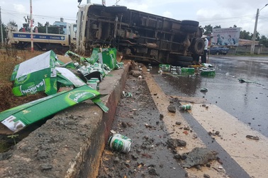 Xe chở bia bị tông lật nghiêng khi dừng chờ đèn đỏ