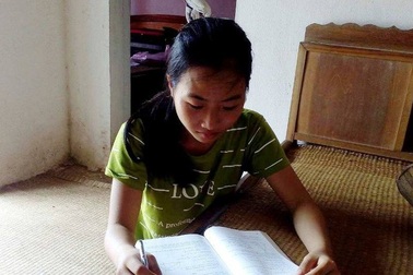 Nữ sinh mồ côi cha lo không có tiền theo học đại học