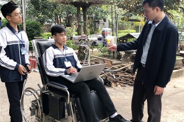 Học sinh sáng chế “giường hỗ trợ người mất khả năng vận động tay chân”