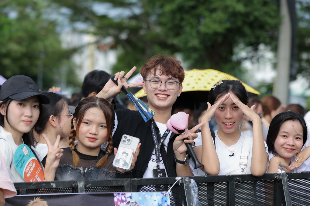 HIEUTHUHAI khoe vẻ điển trai, bắn rap cưa đổ sinh viên - 7 HIEUTHUHAI khoe vẻ điển trai, bắn rap cưa đổ sinh viên - 7