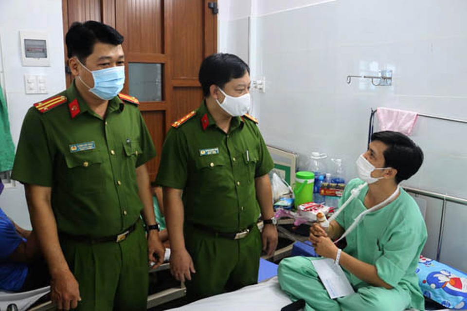 TPHCM: 33 lính cứu hoả bị thương trong lúc chữa cháy - 6 TPHCM: 33 lính cứu hoả bị thương trong lúc chữa cháy - 6