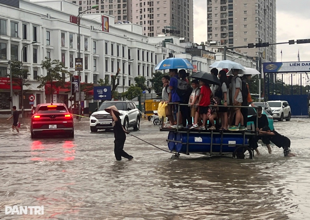 Hà Nội ngập bốn bề, người dân bỏ xe máy thuê thùng xốp, xe kéo bơi về nhà - 1 Hà Nội ngập bốn bề, người dân bỏ xe máy thuê thùng xốp, xe kéo bơi về nhà - 1