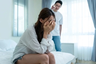 Lén đọc tin nhắn, tôi hốt hoảng khi biết vợ có một nhóm bạn "chăn gối"