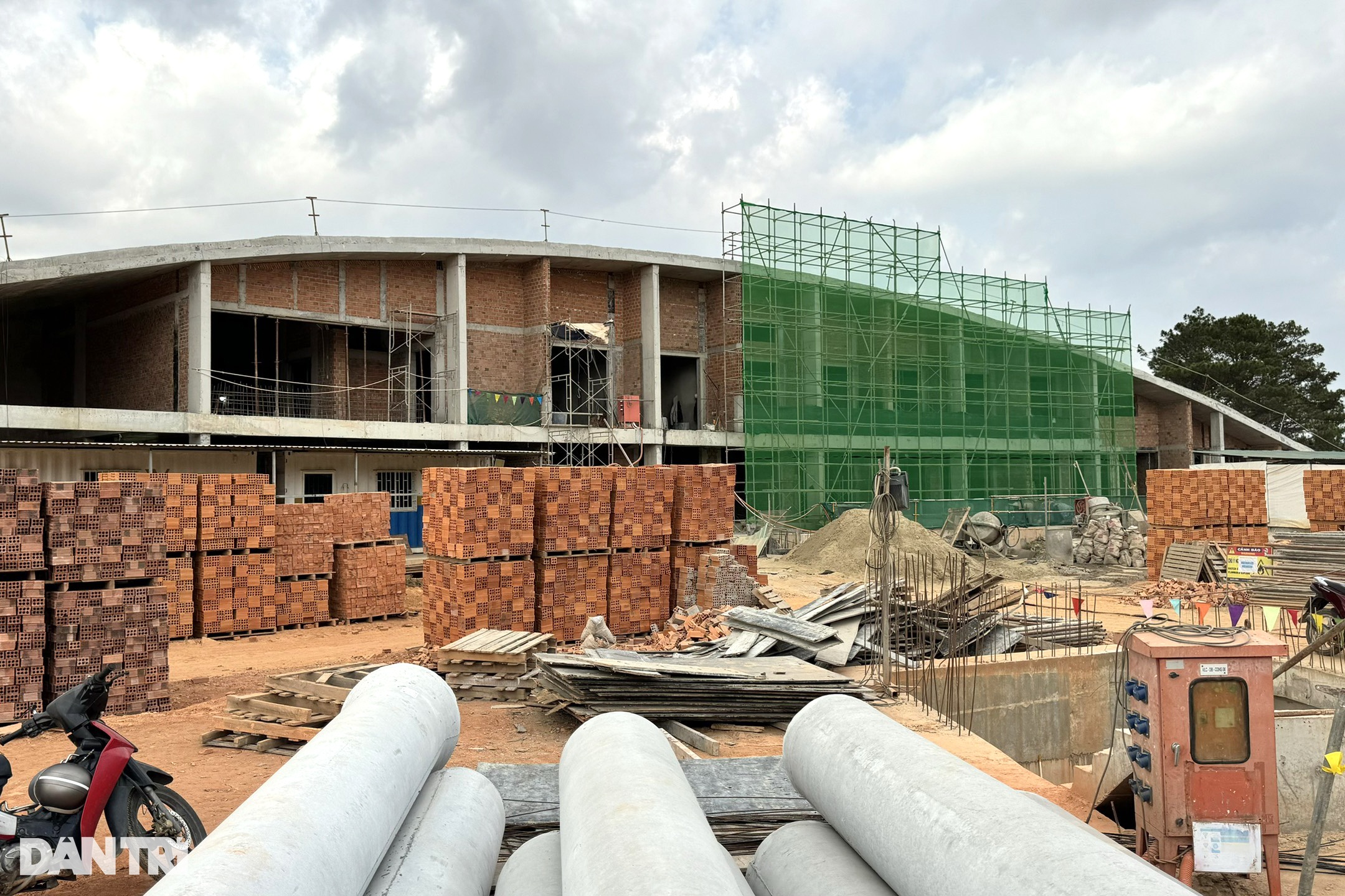 Đà Lạt đốc thúc tháo dỡ công trình trái phép trong sân golf Đồi Cù - 2 Đà Lạt đốc thúc tháo dỡ công trình trái phép trong sân golf Đồi Cù - 2