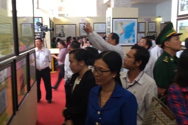 Đông đảo người dân, sĩ quan, sinh viên đến xem triển lãm Hoàng Sa, Trường Sa của Việt Nam.