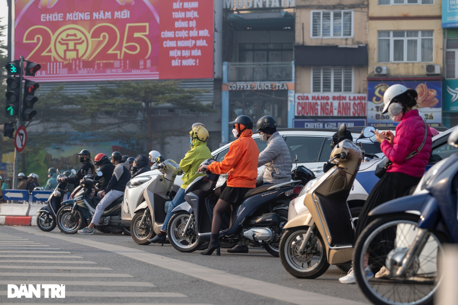 Những dòng xe cộ ngay hàng, thẳng lối trên khắp các ngã tư Hà Nội - 8 Những dòng xe cộ ngay hàng, thẳng lối trên khắp các ngã tư Hà Nội - 8