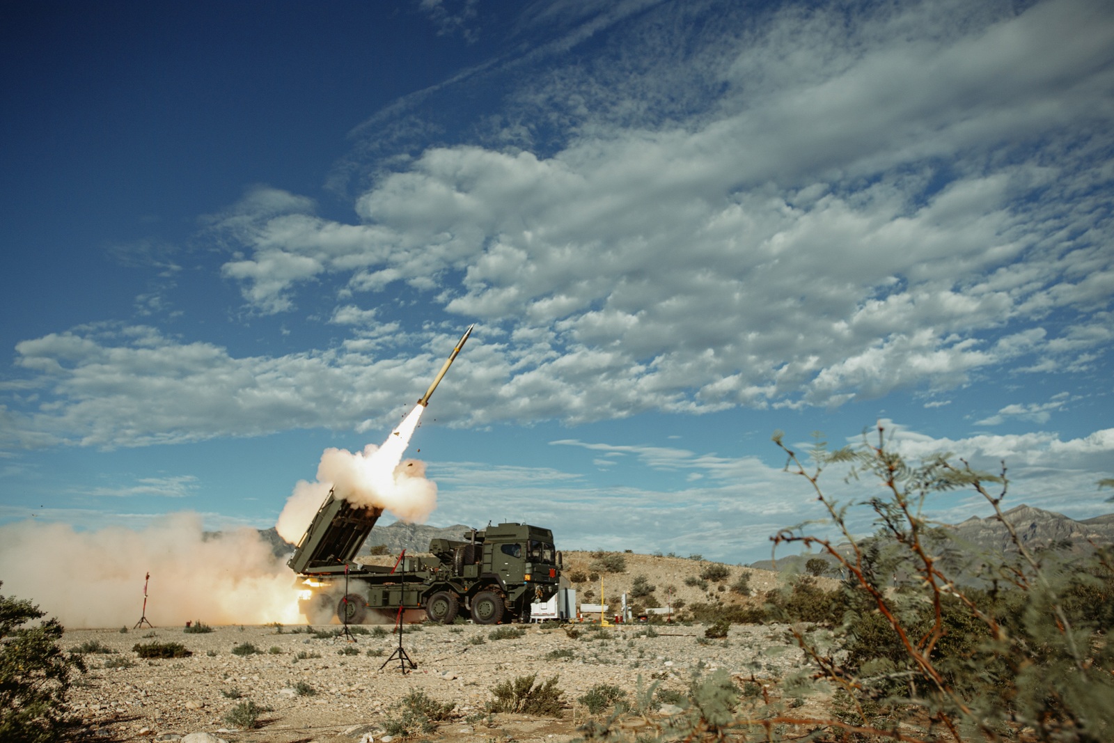 Siêu pháo phản lực mới của Mỹ uy lực gấp đôi hỏa thần HIMARS - 1