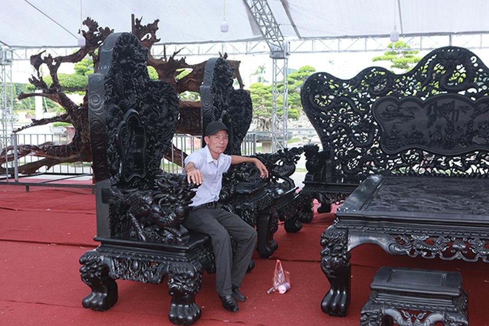 Đại gia Thanh Hóa vác bộ siêu bàn ghế 27 tỷ đồng đi triển lãm - 5 Đại gia Thanh Hóa vác bộ siêu bàn ghế 27 tỷ đồng đi triển lãm - 5