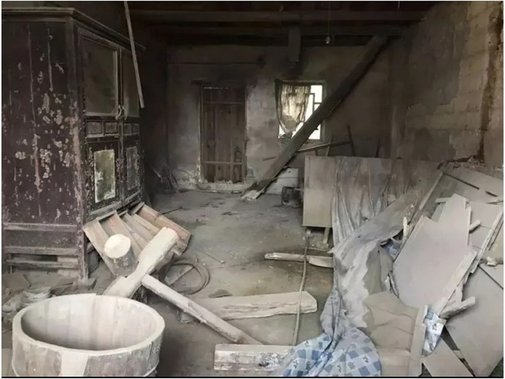 Bất ngờ trước căn nhà cũ tồi tàn, hoang vắng của chồng én nhỏ Triệu Vy - 1 Bất ngờ trước căn nhà cũ tồi tàn, hoang vắng của chồng én nhỏ Triệu Vy - 1