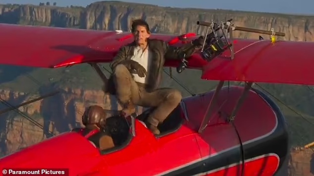 Tom Cruise gây sốt với màn đu cánh máy bay giữa không trung - 1 Tom Cruise gây sốt với màn đu cánh máy bay giữa không trung - 1