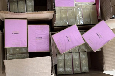 Phát hiện kho chứa 10.000 chai nước hoa giả ở TPHCM