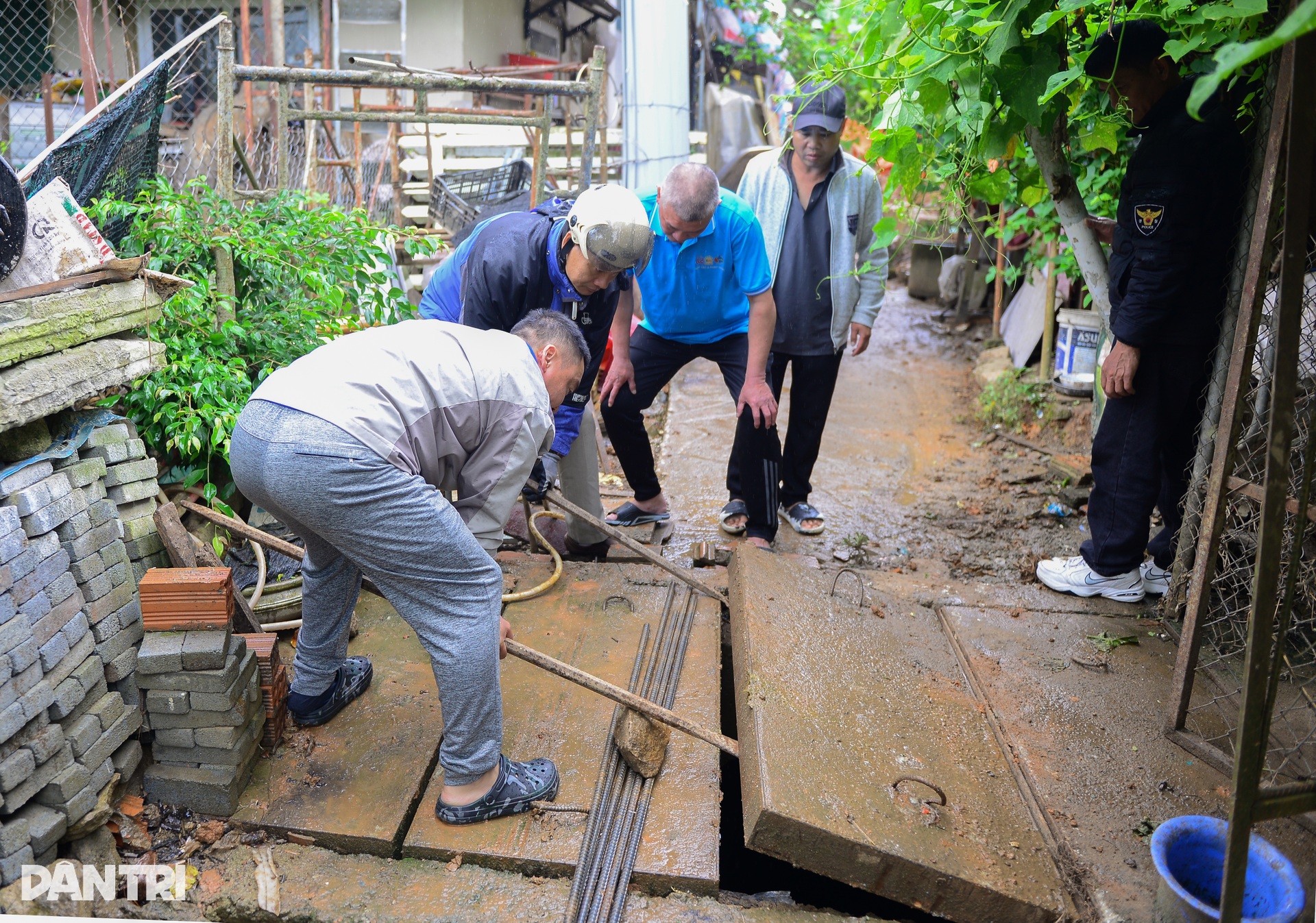 Người dân Đà Lạt vật vã làm kè, xây đê chống lũ - 13 Người dân Đà Lạt vật vã làm kè, xây đê chống lũ - 13