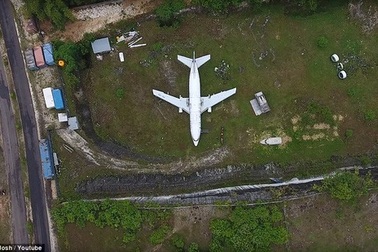 Bí ẩn chiếc máy bay nguyên vẹn "từ trên trời rơi xuống" đảo Indonesia