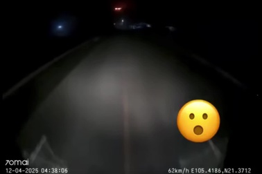 Đèn không đủ sáng, ô tô lao vào nhà dân trong đêm