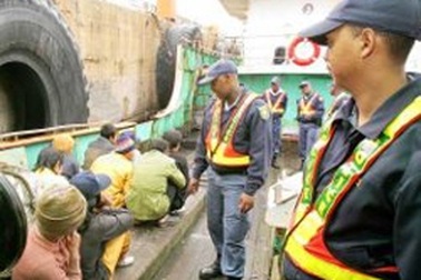 Nam Phi rút lại lời buộc tội nổi loạn với 10 thuỷ thủ Việt Nam     