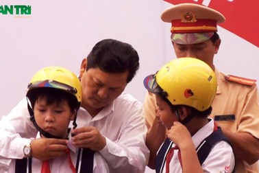 Đội mũ bảo hiểm cho trẻ em: Trách nhiệm của người lớn