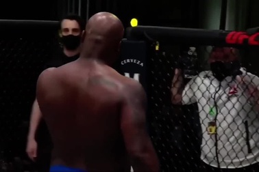 Lewis hạ knock-out Curtis Blaydes hồi tháng 2/2021.