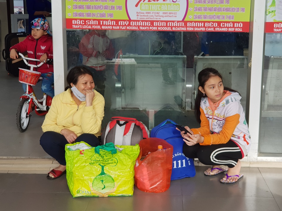 Người dân tay xách nách mang rời Đà Nẵng về quê ăn Tết - 6 Người dân tay xách nách mang rời Đà Nẵng về quê ăn Tết - 6