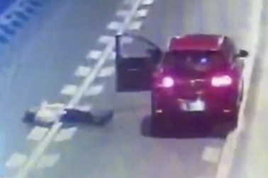 Cãi nhau với bạn trai, cô gái ra khỏi ô tô, nằm “ăn vạ” giữa đường cao tốc