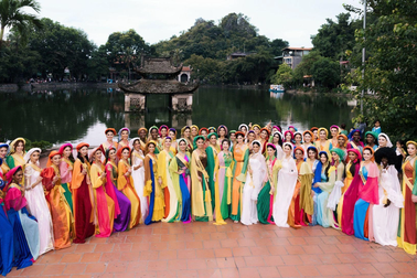Thí sinh Miss Grand mặc áo tứ thân, nhảy sạp để quảng bá văn hóa Việt Nam