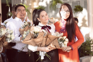 Lý Nhã Kỳ tự tay bó hoa tặng thầy cô