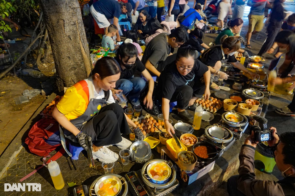 Quán ăn 0 đồng của nhóm người thân… chẳng biết tên nhau - 4 Quán ăn 0 đồng của nhóm người thân… chẳng biết tên nhau - 4