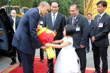 Điều ít biết về bé gái lớp 1 tặng hoa Tổng thống Obama ở Phủ Chủ tịch