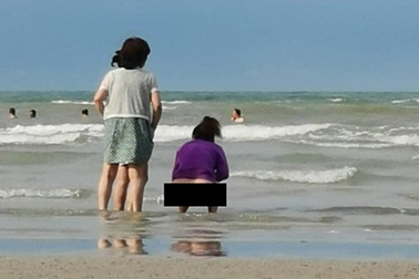 Phẫn nộ trước hình ảnh du khách đi đại tiện ở bãi biển nổi tiếng