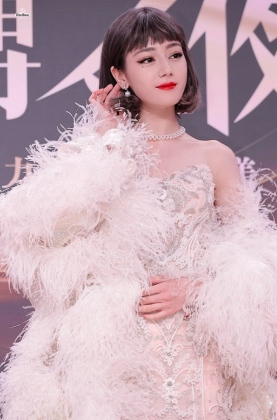 Thần thái sang chảnh và gợi cảm của Địch Lệ Nhiệt Ba - 3 Thần thái sang chảnh và gợi cảm của Địch Lệ Nhiệt Ba - 3